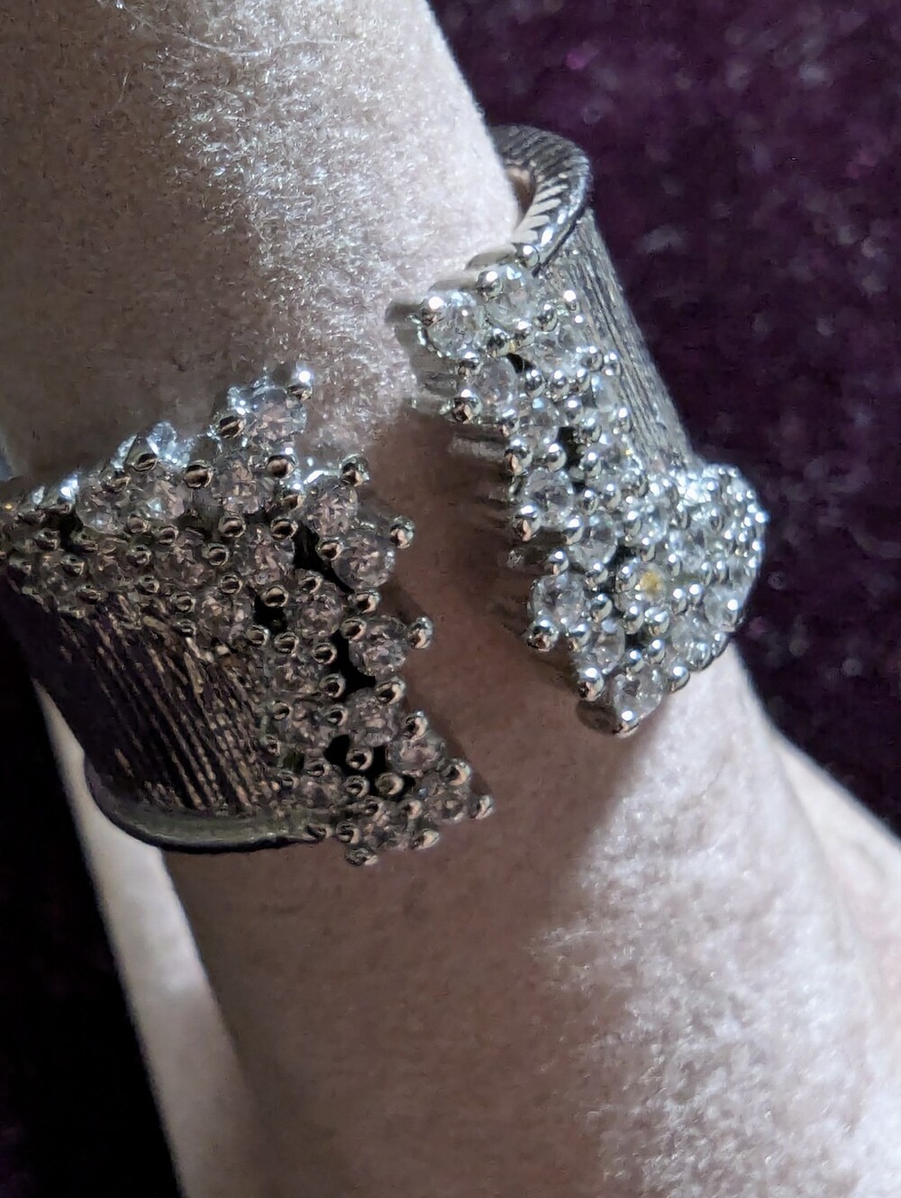 Ring Silver Tone Open Front Wide  With Faux Diamonds Cubic Zirconia Size 7 NWOT